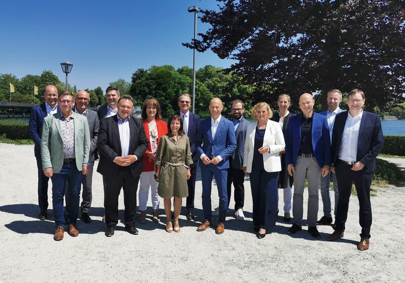 Die schwäbischen Landräte und Oberbürgermeister der kreisfreien Städte haben sich gemeinsam mit dem Bayerischen Landkreistag und dem Bayerischen Städtetag im Rahmen einer Arbeitstagung im Landkreis Lindau zu aktuellen Themen ausgetauscht
