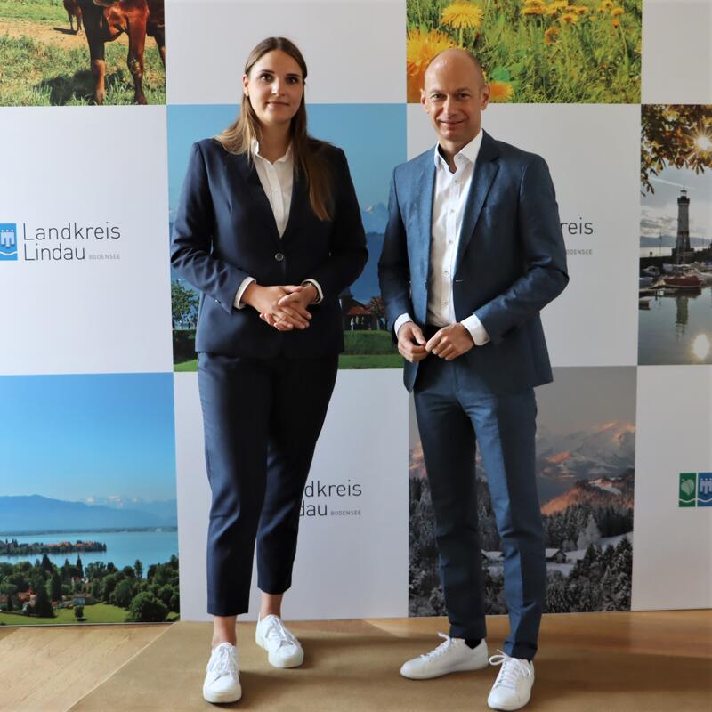 Landrat Elmar Stegmann begrüßt neue Geschäftsführerin der Asklepios Klinik Lindau, Clara Walter im Landratsamt Lindau.