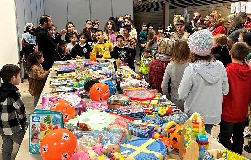 Weihnachtsüberraschung für geflüchtete Kinder in der FOS-Turnhalle Lindau 