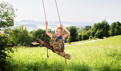 Bild vergrern: Freizeitvergngen im Landkreis Lindau - Kind auf der Schaukel