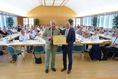 Bild vergr��ern: Der damalige Bayerische Staatsminister f�r Unterricht und Kultus, Wissenschaft und Kunst, Dr. Ludwig Spaenle �bergibt Landrat Elmar Stegmann die Messingtafel 