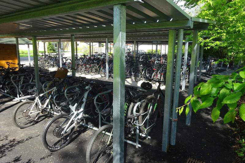 Bild vergrößern: Die neue Fahrradüberdachung am VHG Lindau.