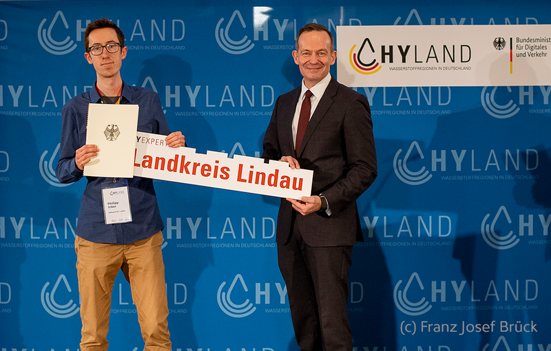 Philipp Irber, Manager f&uuml;r &Ouml;PNV, Mobilit&auml;t und Klimaschutz im Landkreis Lindau (Bodensee), nahm den offiziellen HyExperts-F&ouml;rderbescheid von Bundesverkehrsminister Dr. Volker Wissing am 12. Mai in Berlin entgegen.
