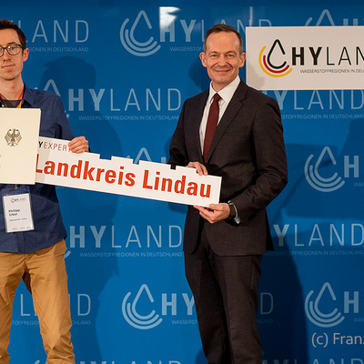 Philipp Irber, Manager für ÖPNV, Mobilität und Klimaschutz im Landkreis Lindau (Bodensee), nahm den offiziellen HyExperts-Förderbescheid von Bundesverkehrsminister Dr. Volker Wissing am 12. Mai in Berlin entgegen.