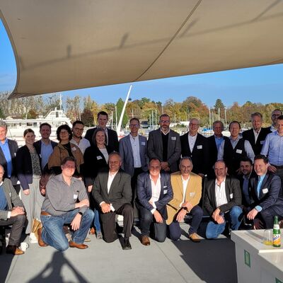 Die Netzwerkpartner des Projektes HyAllgäu*-Bodensee auf dem Deck der MS Graf Zeppelin anlässlich der 2. Fachveranstaltung am 26.10.22