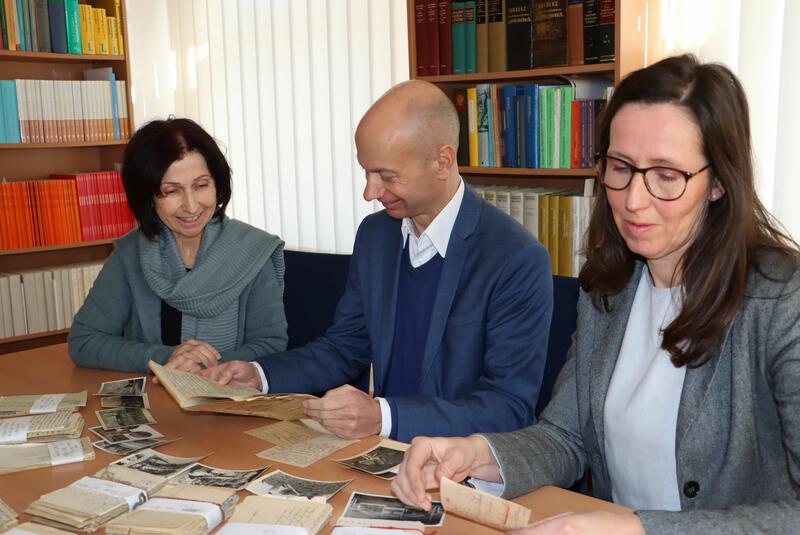 Bild vergrößern: Landrat Elmar Stegmann freut sich mit Hildegard Nagler (links) und Dr. Julia Lorenzen über die beeindruckende Sammlung (Landkreis Lindau / Sibylle Ehreiser).
