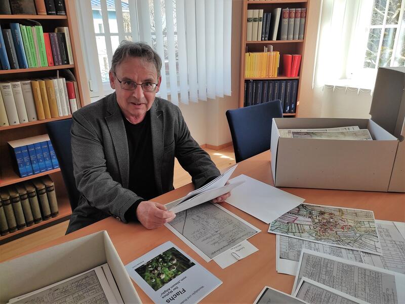 Bild vergrößern: Andreas Kurz, früherer Leiter des Heimatkundlichen Dokumentationszentrums des Landkreises Lindau in Weiler, hat intensiv zur Geschichte des Flachsanbaus im Allgäu recherchiert.