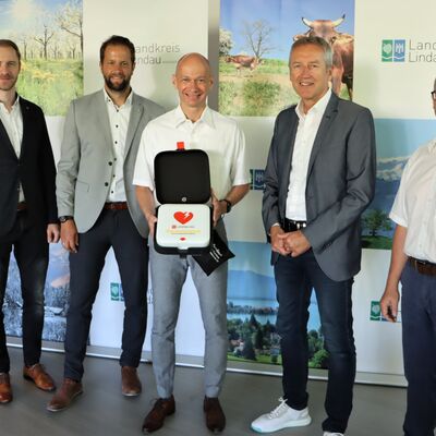 V.l.n.r.: Oliver-Kersten Raab (B&uuml;rgermeister Hergatz), Felix Eisenbach (B&uuml;rgermeister Bodolz), Landrat Elmar Stegmann, Hans Kern (B&uuml;rgermeister Wei&szlig;ensberg) und Thomas Kaleja (Gesch&auml;ftsstellenleiter der Gesundheitsregionplus des Landkreises Lindau).