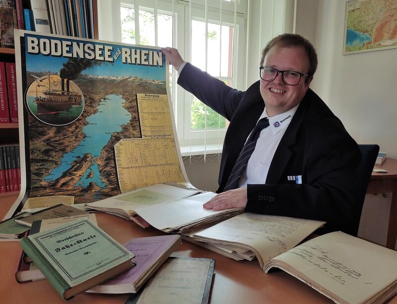 Bild vergrößern: Thomas Freitag von der Wasserwacht Lindau freut sich über die historischen Unterlagen zum Bodensee im Heimatkundlichen Dokumentationszentrum des Landkreises Lindau.  