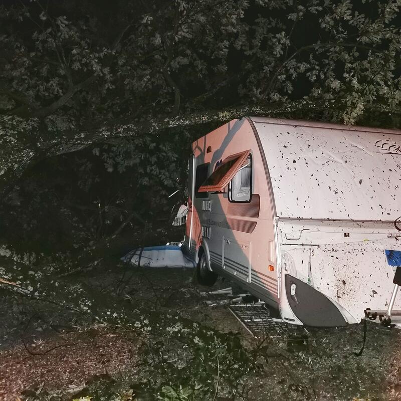Ein schweres Unwetter hat in der Nacht von Donnerstag auf Freitag Teile des Campingplatzes in Lindau-Zech getroffen. 