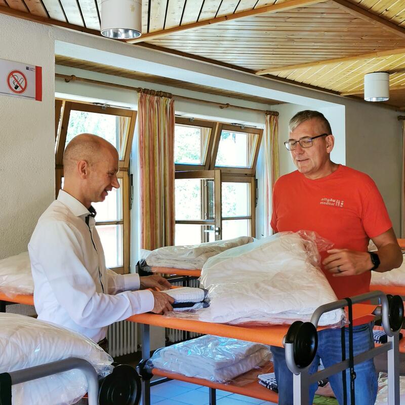 v.l.n.r. Landrat Elmar Stegmann und Wolfgang Strahl von der Firma Allgäu Medical, welche die Unterkunft in Schlachters betreibt.