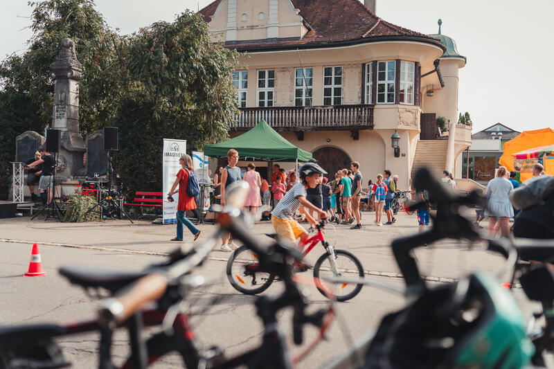 Bild vergrößern: Auf dem Platz vor dem Alten Rathaus Reutin lockten ein Fahrrad-Testparcours und andere Attraktionen die Besucher an. Highlight war die Prämierung der STADTRADELN-Gewinner. 