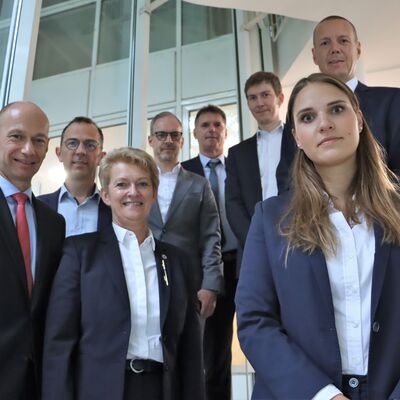 v.l.n.r. Landrat Elmar Stegmann (Lindau), Franz Huber (Geschäftsführer der Ober-schwabenklinik), Edith Dürr (Generaloberin Schwesternschaft München vom BRK), Markus Kohlstedt (Generalbevollmächtigter der Schwesternschaft), Herwig Heide (Gesundheitsministe