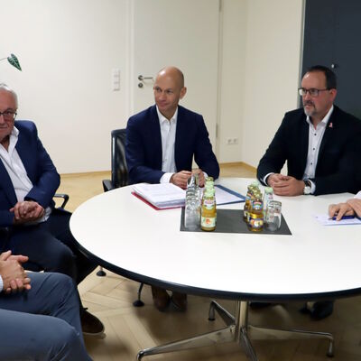 v.l.n.r.: Dr. Martin Hessz, Dr. Franz-Joseph Sauer, Landrat Elmar Stegmann, Erik Jahn (Geschäftsbereichsleiter am Landratsamt Lindau) und Thomas Kaleja (Geschäftsstellenleiter GesundheitsregionPlus) / Foto: Landkreis Lindau, Sibylle Ehreiser 