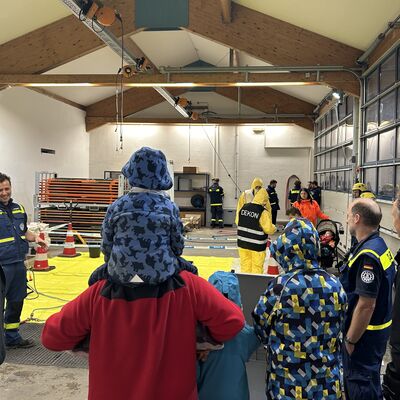 Sven M&uuml;ller vom THW in Lindenberg gibt Informationen zum Zivil- und Katastrophenschutz (Foto: THW Lindenberg) 