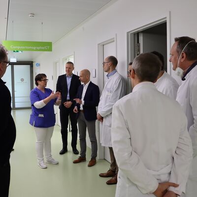 Dr. Kerstin Kunz, Chefärztin der Zentralen Notaufnahme (3.v.l.) erläutert die Abläufe der Notaufnahme am EK in Ravensburg. 