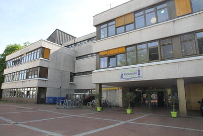 Bild vergr&ouml;&szlig;ern: Außenansicht Eingangsbereich Berufliches Schulzentrum