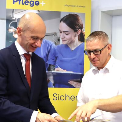 Landrat Elmar Stegmann (links im Bild) und Gesch&auml;ftsstellenleiter der Gesundheitsregionplus, Thomas Kaleja auf der Vorstellung des Projektes in der Berufsfachschule f&uuml;r Pflege Lindenberg.
