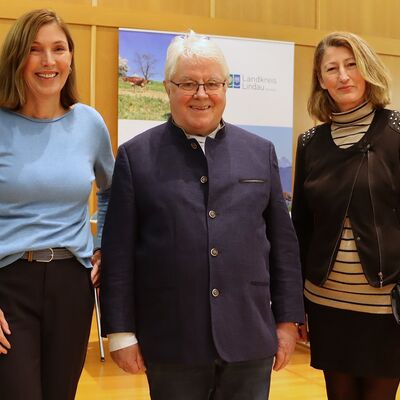 V.l.n.r.: Die neue Geschäftsführerin des Integrationsbeirats Christa Kottmayr, der Vorsitzende Joseph Bastin sowie die stellvertretende Vorsitzende Seval Yürük auf der Einbürgerungsfeier des Landkreises Lindau (Bodensee) 2024
