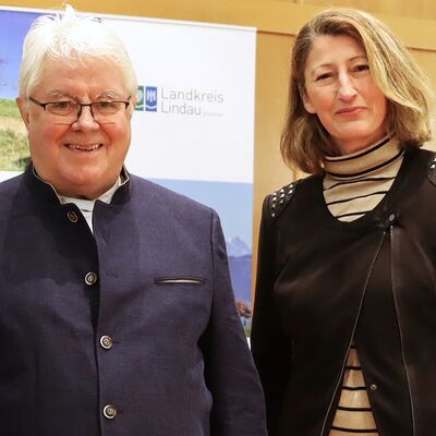 Joseph Bastin, Vorsitzender des Integrationsbeirats sowie Seval Yürük, die stellvertretende Vorsitzende des Integrationsbeirats auf der Einbürgerungsfeier des Landkreises Lindau im vergangenen Jahr 