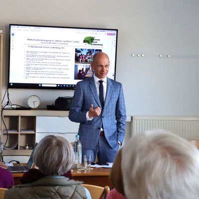 Landrat Elmar Stegmann im Dialog mit dem Seniorenforum Lindenberg 