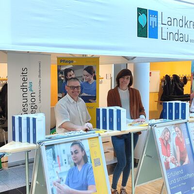 Isabella Zipper, Praxiskoordinatorin und Schulleiterin der Berufsfachschule f&uuml;r Pflege Lindenberg gemeinsam mit dem Gesch&auml;ftsstellenleiter der Gesundheitsregionplus, Thomas Kaleja am Stand auf dem Berufsinfotag am Gymnasium Lindenberg