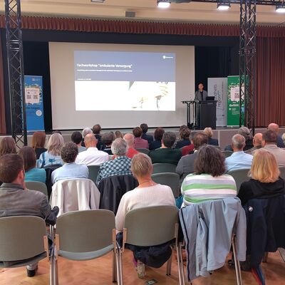 Rund 40 Vertreterinnen und Vertreter aus Medizin, Pflege und Politik sind zum Fachworkshop gekommen (Foto: Landkreis Lindau / Sibylle Ehreiser)