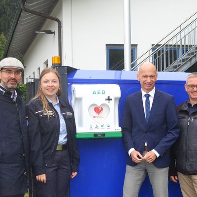 V.l.n.r. zu sehen: B&uuml;rgermeister Eric Ballerstedt, die stellv. Ortsbeauftragte des THW Lindenberg Pia Hege, Landrat Elmar Stegmann und der Gesch&auml;ftsstellenleiter der Gesundheitsregionplus Thomas Kaleja. 