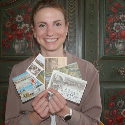 Marina Boll, Leiterin Scheidegg-Tourismus, freut sich über die historischen Postkarten.