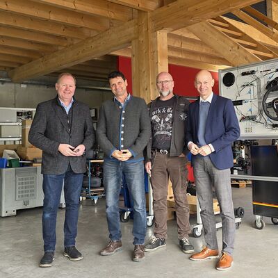 Martin Zentgraf - Geschäftsleitung WWZ Werkstatt-Welt Zentgraf GmbH, Christian Harrer - Mitarbeiter der Schulleitung sowie Christian Kümmich - BSZ Lindau und Landrat Elmar Stegmann in der Kfz-Werkstatt am Standort in Rothkreuz. 
