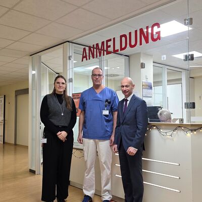 v.l.n.r.: Clara Walter, Geschäftsführerin der Asklepios Klinik Lindau, Dr. Tobias Gebs, Ärztlicher Leiter der Zentralen Notaufnahme (ZNA) der Asklepios Klinik Lindau und Landrat Elmar Stegmann