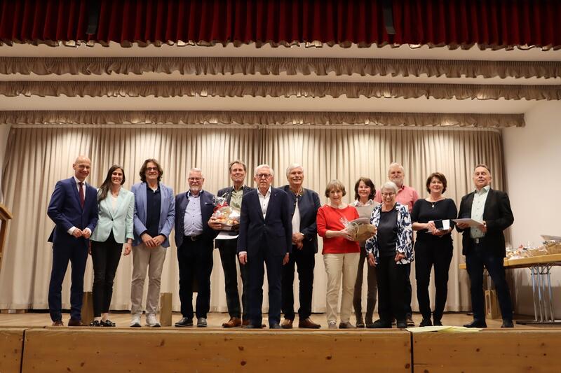 Auf dem Foto sind v.l.n.r. zu sehen: Landrat Elmar Stegmann, Claudia Halberkamp, Matthias Kaiser, Arthur Rusch, Max Strau&szlig;, Eberhard Rotter, Gerhard Olexiuk, Angela Fe&szlig;ler, Rose Eitel-Schmid, Uta Reinholz, Thomas K&uuml;hnel, Sabine Schmid und Alexander Kiss. 
