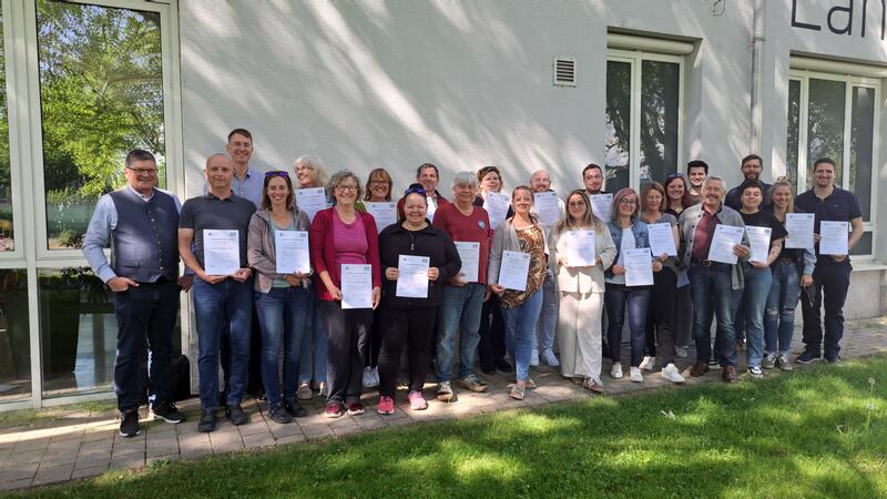 Gl&uuml;ckliche Gesichter bei der &Uuml;bergabe der Teilnahmebescheinigungen f&uuml;r den &raquo;Vereinsf&uuml;hrerschein&laquo; mit Referent Karl Bosch (links im Bild) und Gesch&auml;ftsbereichsleiter im Landratsamt Lindau, Dr. J&ouml;rg Spennemann (2. von links, hintere Reihe)