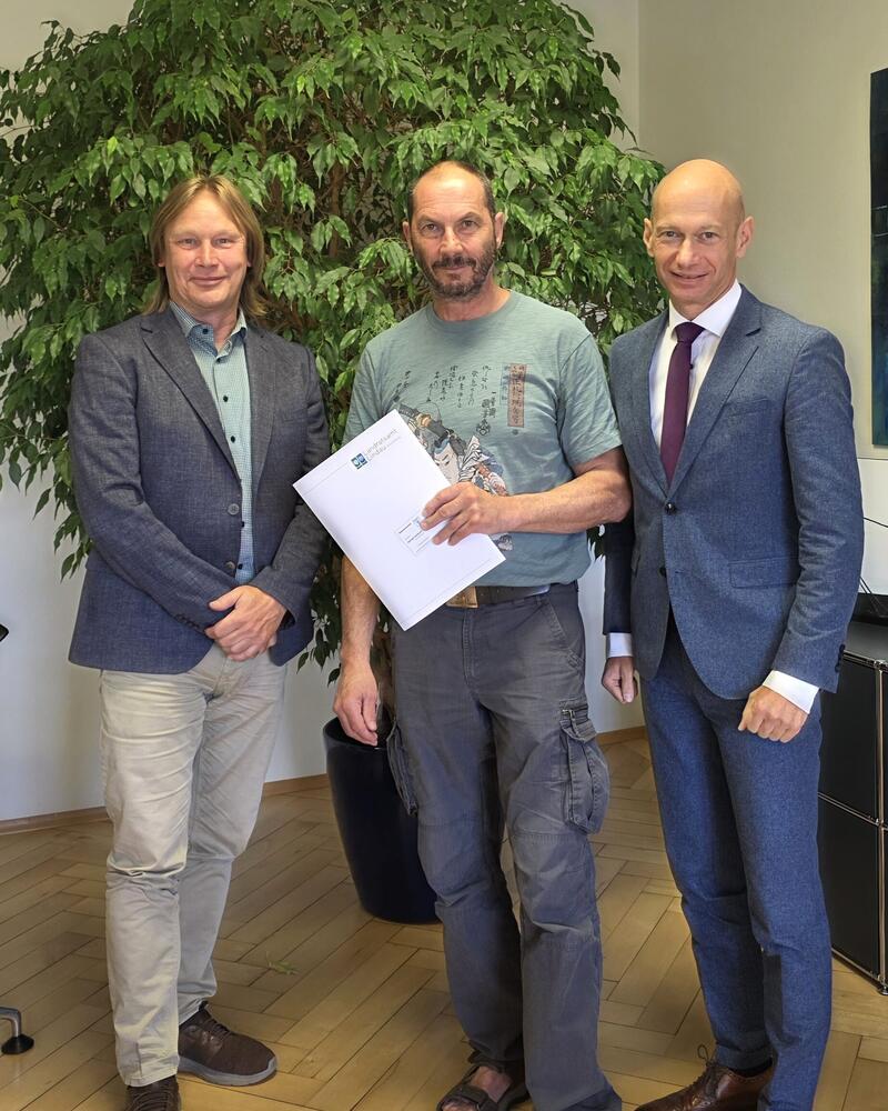 Landrat Elmar Stegmann ernennt Gerhard Schlauch zum Naturschutzw&auml;chter im Landkreis Lindau