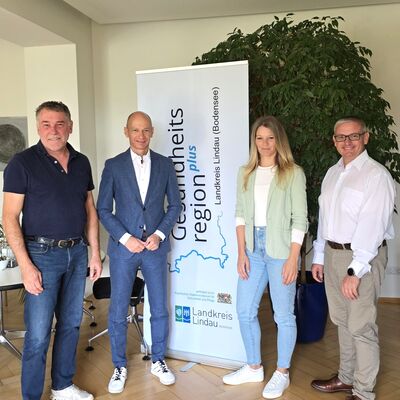 Gesundheitsbrücke gestartet - zu sehen sind v.l.n.r. Markus Weber – Gesundheitsregionplus Kempten-Oberallgäu, Landrat Elmar STegmann, Diana Schlegel und Thomas Kaleja von der Gesundheitsregion plus Landkreis Lindau.