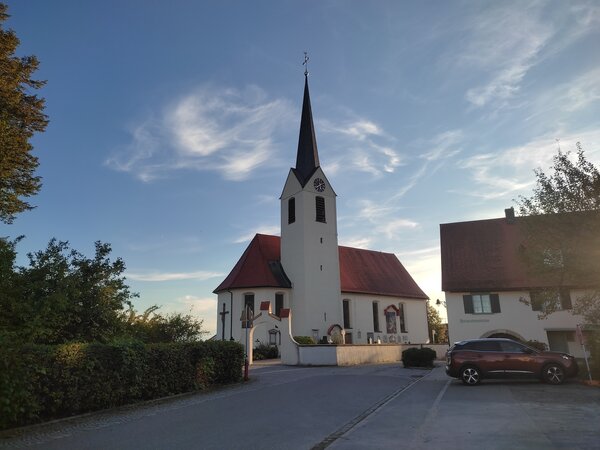 Bild vergr&ouml;&szlig;ern: „Zeit des zu Bettgehens 8 ½ Uhr abends“, schreibt Hauptlehrer Schäffler 1910 über Hergensweiler, hier die dem Heiligen Ambrosius von Mailand geweihte Pfarrkirche. Was er wohl heute schreiben würde?