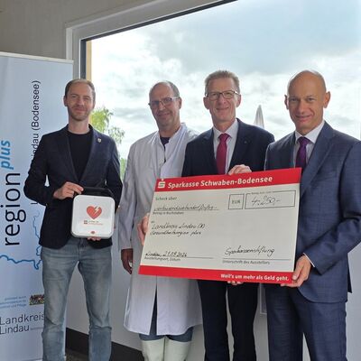 V.l.n.r.: Geschäftsführer der GesundheitsregionPlus Thomas Kaleja, Bürgermeister Oliver-Kersten Raab, Martin Spieler vom Biohof Zwiesele, Axel Schnell von der Sparkasse Schwaben-Bodensee und Landrat Elmar Stegmann