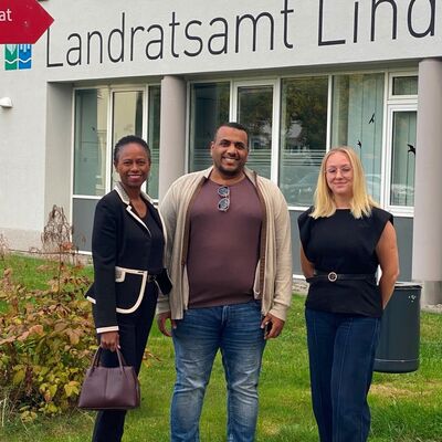 Yolanda Bürzle-Jones, Hosam Ahmed und Yevenhiia Romanukha auf der 14. Sitzung des Integrationsbeirats